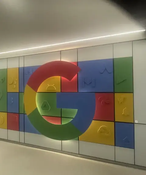 Wand met het Google-logo in het kantoor van Google in Amsterdam, Gijs Bodenstaff spreekt namens gijsbodenstaff.nl