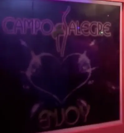 Neonlogo van Campo Alegre op Curaçao, de locatie van de DushiDeals-campagnevideo uit 2016, uitsnede uit de video