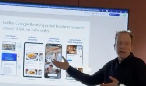 Gijs Bodenstaff wijst naar nieuwe functies van Google Bedrijfsprofiel op een slide, Gijs Bodenstaff spreekt namens gijsbodenstaff.nl